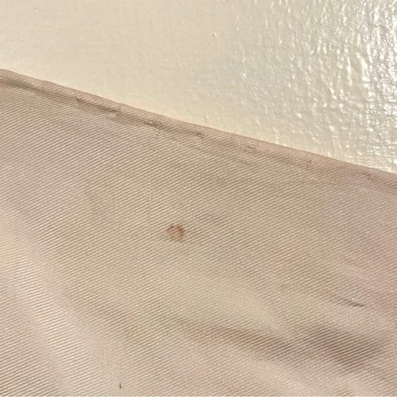 Elegant 100% Silk Square Scarf with Asian Decorative Figures and Flowers. 🌺 🌹🌸 - Picture 4 of 4